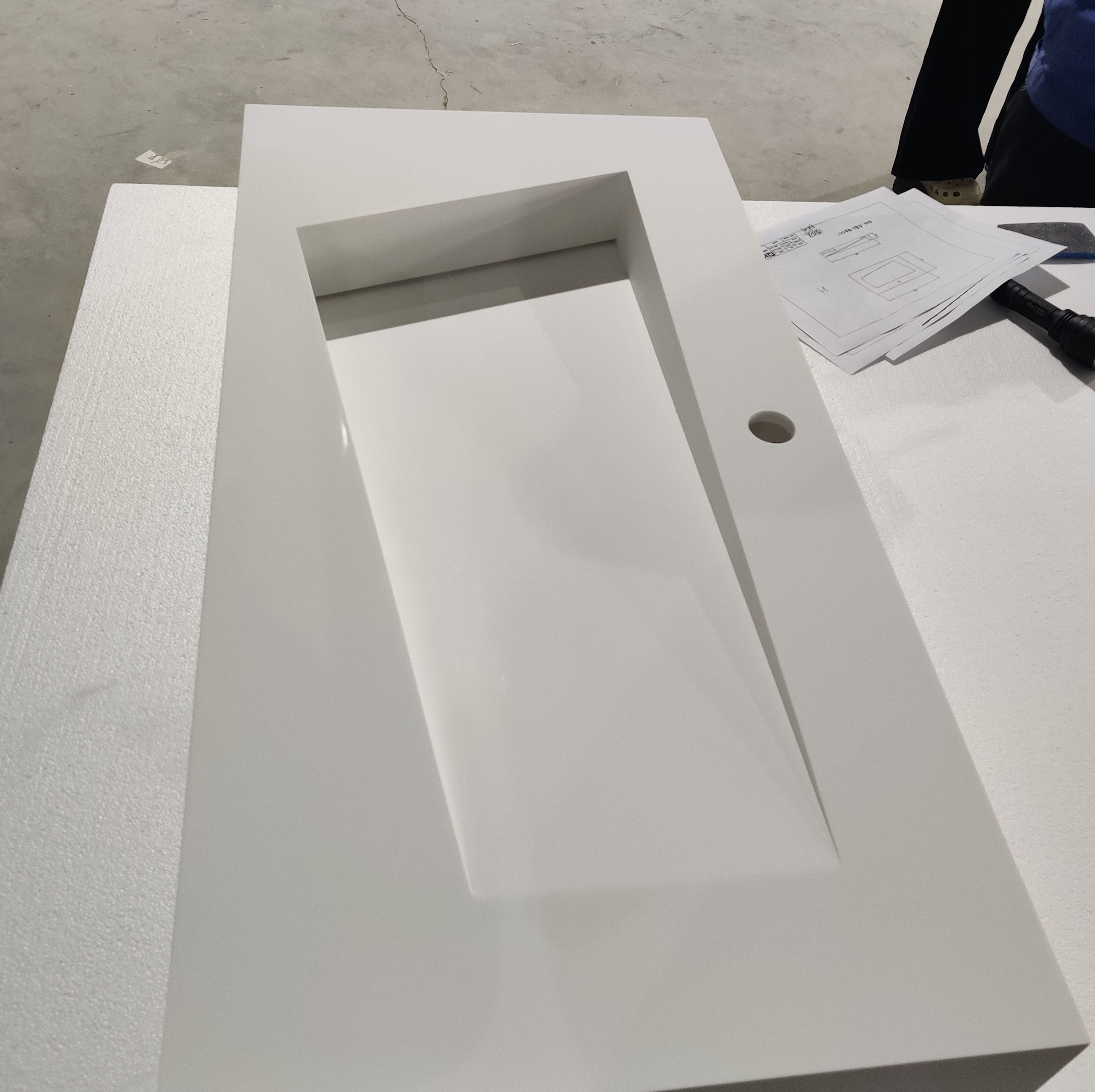 Design Pure White Acrylic Solid Surface for Commercial Space Wall Hung Hand Wash Basins 